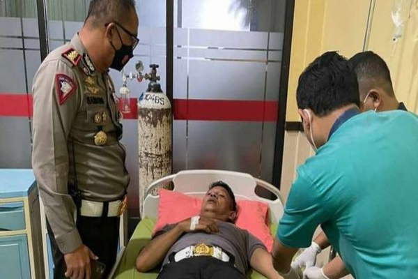 Dirlantas Polda Metro Jaya Kombes Sambodo Purnomo Yogo menjenguk Kabag Operasional Ditlantas Polda Metro Jaya AKBP Dermawan Karosekali yang menjalani perawatan di RS Polri Kramat Jati, Jakarta, akibat dikeroyok oknum ormas PP (Pemuda Pancasila) dalam demo anarkis, Kamis (25/11/2021). (Istimewa/Suara.com)