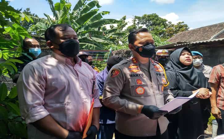 Kapolres Sukoharjo, AKBP Wahyu Nugroho Setyawan, menunjukan barang bukti dan pelaku penjualan hewan non konsumsi (anjing) yang ditangkap di Kartasura Kamis (25/11/2021). (Istimewa/Polres Sukoharjo)