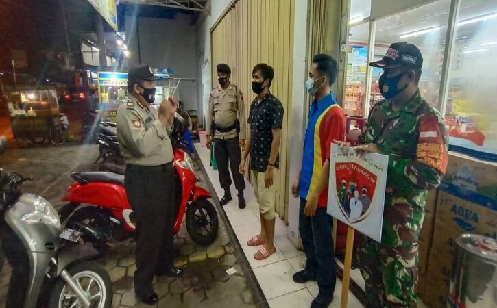Tim gabungan TNI/Polri dan Satpol PP Kabupaten Sukoharjo melaksanakan penertiban dan penegakan prokes di salah satu pertokoan di Kecamatan Grogol, Senin (22/11/2021). (Istimewa/Dokumentasi Pemkab Sukoharjo)