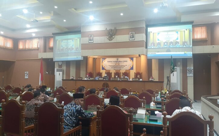 Suasana rapat paripurna DPRD Kabupaten Ponorogo terkait pengambilan keputusan terhadap Propemperda 2022 dan pengambilan keputusan terhadap Raperda APBD 2022, Kamis (25/11/2021). (Madiunpos.com/Abdul Jalil)