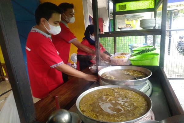 Karyawan siap menyajikan soto di warung Soto Seger Hj. Fatimah Jl. Garuda, Boyolali, Senin (15/11/2021). (Solopos.com/Cahyadi Kurniawan)