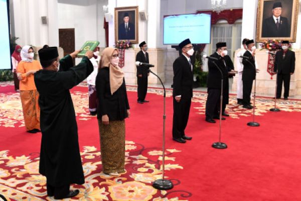 Pelantikan anggota Komisi Nasional Disabilitas periode 2021-2026 oleh Presiden Joko Widodo di Istana Negara, Jakarta, Rabu (1/12/2021). Komisi Nasional Disabilitas yang beranggotakan tujuh orang tersebut bertugas memantau, mengevaluasi, mengadvokasi pelaksanaan penghormatan, perlindungan, dan pemenuhan hak penyandang disabilitas. (Antara/Biro Pers dan Media Kepresidenan)