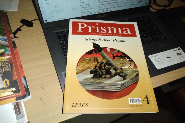 Jurnal Prisma edisi terbaru bertema Setengah Abad Prisma. (Solopos.com/Ichwan Prasetyo)