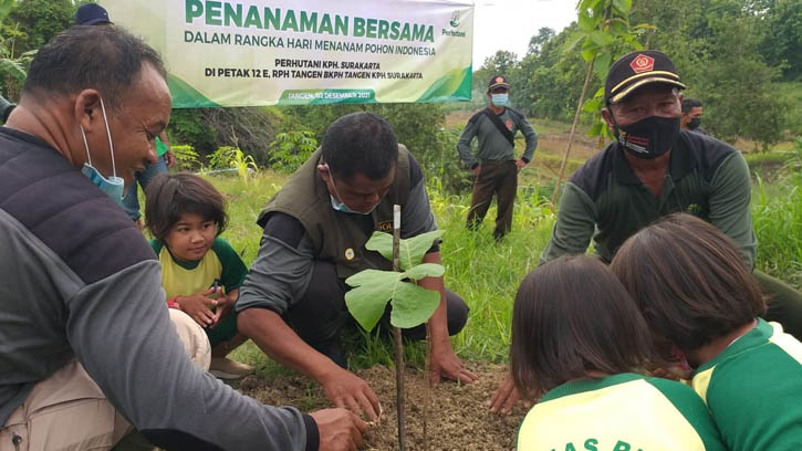 Para pegawai Perhutani bersama anak-anak TK Tunas Rimba Tangen bersama-sama menanam pohon di hutan petak 12A, RPH Tangen, tepatnya dekat Embung Pincil, Desa Ngrombo, Tangen, Sragen, Jumat (3/12/2021). (Istimewa/KPH Perhutani Solo)