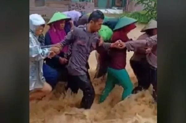 Viral! Polisi Terjang Banjir Demi Evakuasi Ibu-ibu di Sumenep Madura