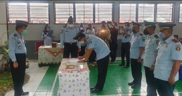 Serah terima jabatan Kepala Lapas Purwodadi dari Solichin kepada pejabat baru Soebiyakto, di Aula Lapas, Senin (6/12/2021). (Istimewa)