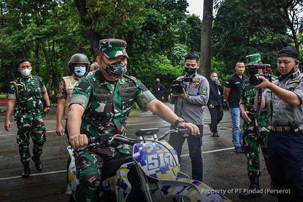 KSAD Dudung ke Pindad Coba Motor Listrik Beragaya Trail