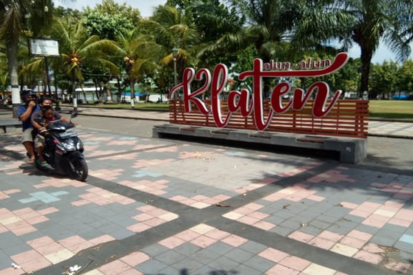 Warga melintas di kawasan Alun-alun Klaten, Selasa (14/12/2021). Saat malam tahun baru, alun-alun bakal ditutup pemkab untuk mencegah munculnya kerumunan. (Solopos.com/ Taufiq Sidik Prakoso)