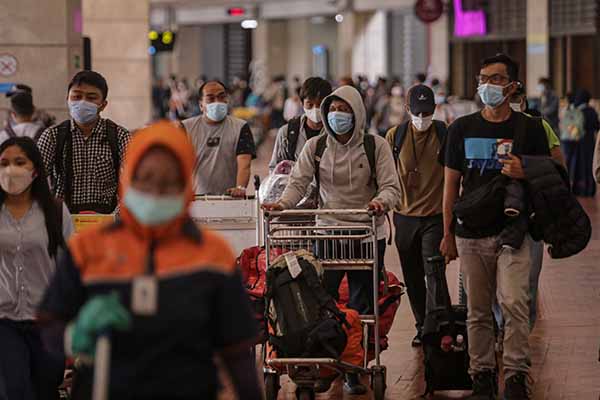 Sejumlah penumpang pesawat berjalan di area Terminal 2F Internasional Bandara Soekarno Hatta, Tangerang, Banten, Jumat (17/12/2021). PT Angkasa Pura II mengoperasikan kembali Terminal 2F untuk kedatangan penumpang internasional guna mengantisipasi penumpukan penumpang setelah sebelumnya hanya Terminal 3 yang digunakan sebagai lokasi ketibaan internasional, hal tersebut dilakukan menyusul ditemukannya pasien yang terpapar virus corona varian B.1.1.529 alias Omicron untuk pertama kalinya di Indonesia pada Kamis (16/12/2021). (Antara/Fauzan)