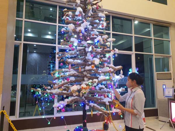 Pohon Natal ramah lingkungan dari bahan kayu jati bikin Fave Hotel Solo. (Solopos/Ika Yuniati)