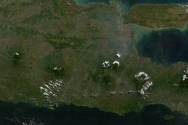 Foto Satelit NASA Tangkap Gambar Sendawa Gunung Semeru