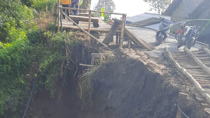 Motor Terseret Banjir Lahar & Jalan Tertutup Longsor di Kemalang Klaten