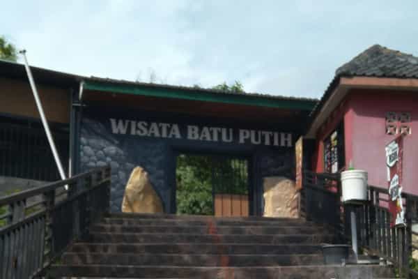 Pintu masuk kawasan wisata Batu Putih di Gajahrejo, Talang, Bayat, Klaten, Jum'at (3/12/2021). (Faurina Nurhanifa)