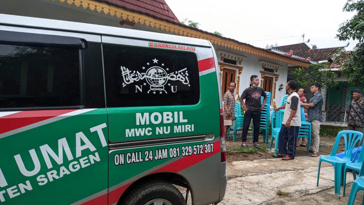 Petugas ambulans Majelis Wakil Cabang Nahdhatul Ulama Miri mengantarkan jenazah di Desa Manyarejo, Kecamatan Plupuh, Sragen, Minggu (5/12/2021). (Istimewa/Muhamad Amir)