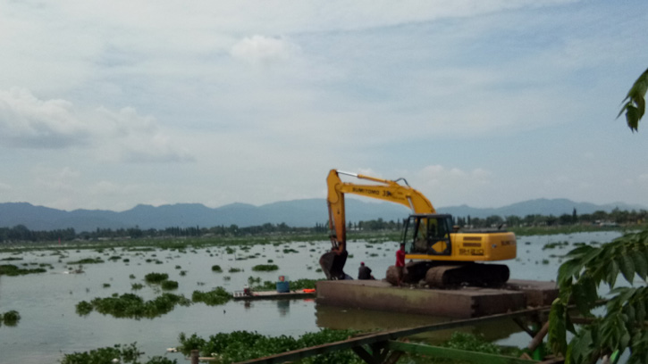 Petugas berusaha mengevakuasi satu ekskavator yang tenggelam dengan memanfaatkan ekskavator lain di Rawa Jombor, Desa Krakitan, Kecamatan Bayat, Rabu (8/12/2021). (Solopos.com/Taufiq Sidik Prakoso)