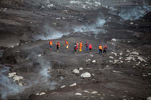 Tim SAR gabungan melakukan proses pencarian korban di jalur material guguran awan panas Gunung Semeru di Curah Koboan, Pronojiwo, Jawa Timur, Rabu (8/12/2021). Berdasarkan laporan Badan Nasional Penanggulangan Bencana (BNPB), jumlah korban meninggal hingga Rabu pukul 10.30 WIB hari ini berjumlah 41 orang dan 12 orang dalam proses pencarian. ANTARA FOTO/Umarul Faruq/YU