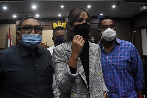 Nia Ramadhani dan Ardi Bakrie Dituntut 12 Bulan Rehabilitasi