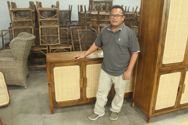 Supriyadi, Owner PT Kharisma Rotan Mandiri di sentra industri rotan di Desa Trangsan, Kecamatan Gatak, Kabupaten Sukoharjo.