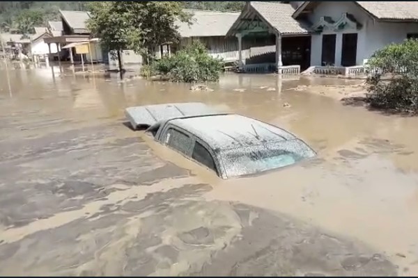 Hilux RS UNS Terendam Lahar Dingin Semeru, Mesin Aman?