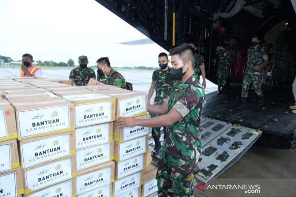 Sejumlah personel TNI Angkatan Udara menata bantuan bagi warga terdampak erupsi Gunung Semeru di Lanud Halim Perdanakusuma, Jakarta Timur, Selasa (7/12/2021). (ANTARA/HO-Dispenau)