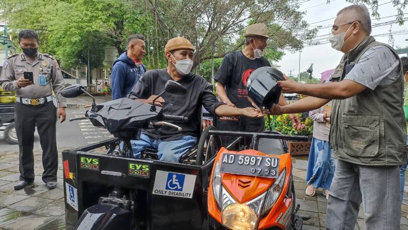 Kisah Guru Senior YPAC Solo, 30 Tahun Mengabdi Ditemani Kursi Roda