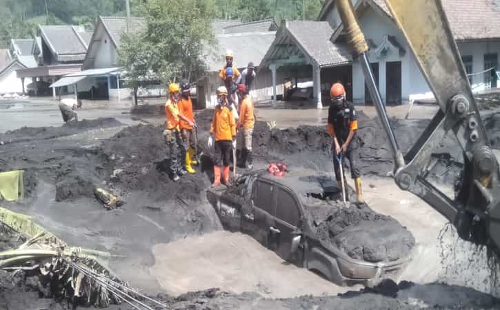 Mobil SAR UNS Tertimbun Lahar Semeru Bisa Dievakuasi Pakai 2 Alat Berat