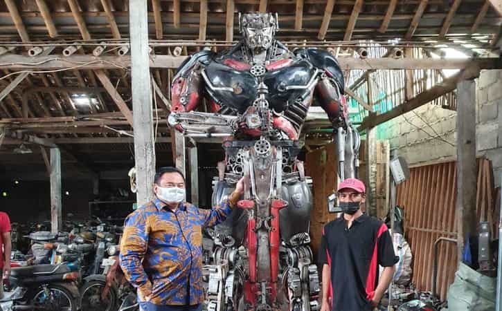 Wakil Ketua DPR RI, Rachmat Gobel, (kiri) berfoto bersama Eri Sudarmono, 42, (kanan), dan replika robot hasil karya warga Bantul itu saat mengunjungi bengkel Er Studio Art beberapa waktu lalu.