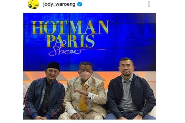 Jody Broto Seno (kanan) mendampingi Ustaz Yusuf Mansur tampil ke acara Hotman Paris Show di salah satu televisi swasta, Selasa (21/12/2021). (IG jody_waroeng)
