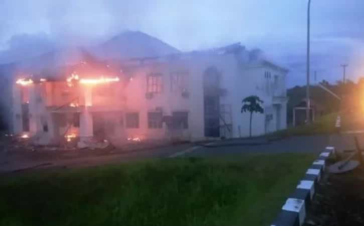 Kantor Diskominfo Natuna Terbakar, Saksi Sebut Api Muncul dari Lantai 2