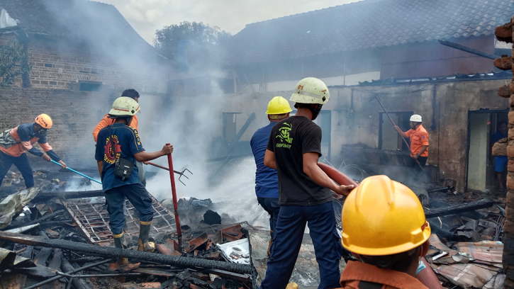 Petugas pemadam kebakaran Karanganyar menyemprotkan air pada bara api di reruntuhan rumah milik Samiyati, di Dukuh Karangmojo, Desa Karangmojo, Kecamatan Tasikmadu, Karanganyar yang terbakar, Sabtu (4/12/2021). (Solopos.com/Akhmad Ludiyanto)