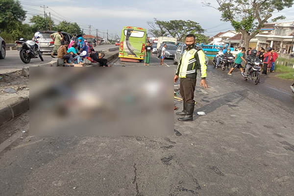 Aparat polisi tengah mengamankan lokasi kecelakaan maut mikrobus di jalur pantura Demak, Rabu (8/12/2021). (Solopos.com-Bidhumas Polda Jateng)
