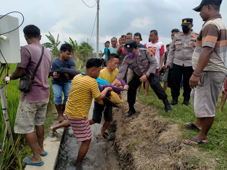 Aparat Polsek Ngrampal bersama warga mengevakuasi korban jebakan tikus berlistrik di Dukuh Gerdu RT 003, Desa Pilangsari, Ngrampal, Sragen, Jumat (31/12/2021). (Istimewa/Polsek Ngrampal)
