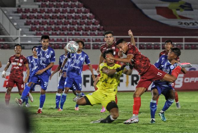 Waduh! Rumput Stadion Manahan Solo Berlubang di Sejumlah Bagian