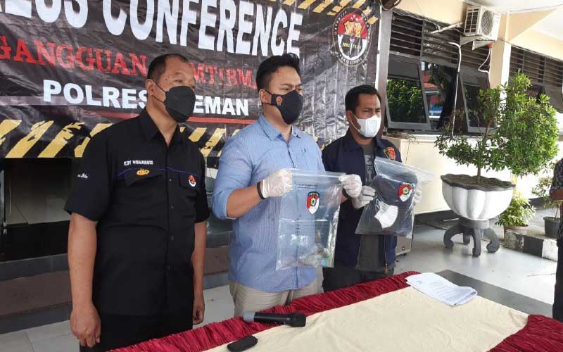 Dikawal Suporter, Pelaku Pembakaran Omah PSS Sleman Menyerahkan Diri