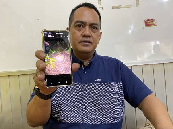 Ketua LAPAAN RI BRM Kusumo Putro menunjukkan bukti-bukti terjadinya pencurian kayu di kawasan hutan lindung di Desa Gempeng, Kecamatan Bulu, Sukoharjo, Selasa (7/12/2021). (Solopos/Candra Putra Mantovani)