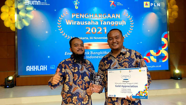Pemilik PT Regarsport Industri Indonesia, Jumariyanto (kanan), menerima penghargaan kategori Wirausaha Niaga Tangguh (UMK) pada malam Penghargaan Wirausaha Tangguh 2021 yang digelar PT PLN (Persero) di Jakarta, Selasa (30/11/2021) lalu. (Istimewa/Manajemen Regarsport)