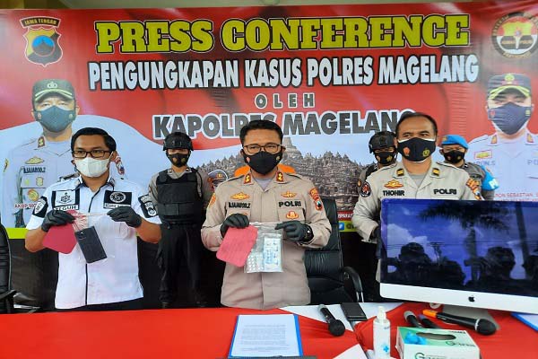 Kapolres Magelang, AKBP Muchammad Sajarod Zakun, menunjukkan puluhan butir pil jenis psikotropika yang didapat dari WNA di Magelang di kantornya, Rabu (1/12/2021). (Istimewa/Polres Magelang)