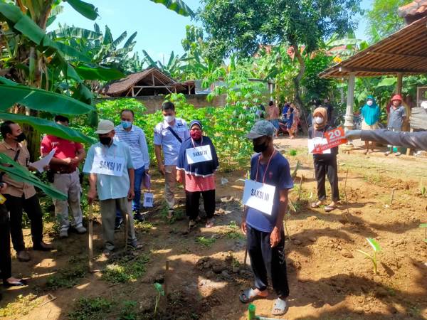 Polisi melakukan rekonstruksi ulang kasus pembuangan mayat bayi yang terjadi di Dukuh Pondok RT 003/RW 002, Pondok, Nguter, Sukoharjo, Rabu (8/12/2021). (Istimewa/Polres Sukoharjo)