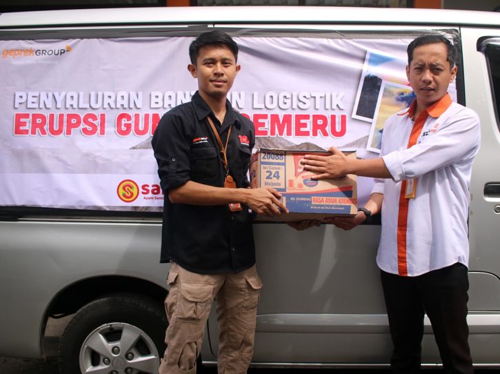 Direktur Eksekutif Lazismu Sragen, Ronny Megas Sukarno (kanan) menyerahkan bantuan Rendangmu secara simbolis kepada para pengungsi korban erupsi Semeru lewat sukarelawan di Kantor Lazismu Sragen, Selasa (7/12/2021). (Istimewa/Lazismu Sragen)