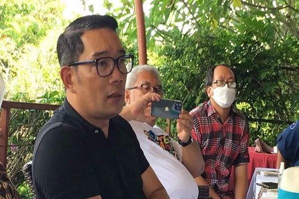 Gubernur Jawa Barat Ridwan Kamil saat bertemu dengan pemimpin media massa se-Yogyakarta di Heritage Resto, Prambanan, Sleman, DIY, Kamis (12/2/2021). (Antara)