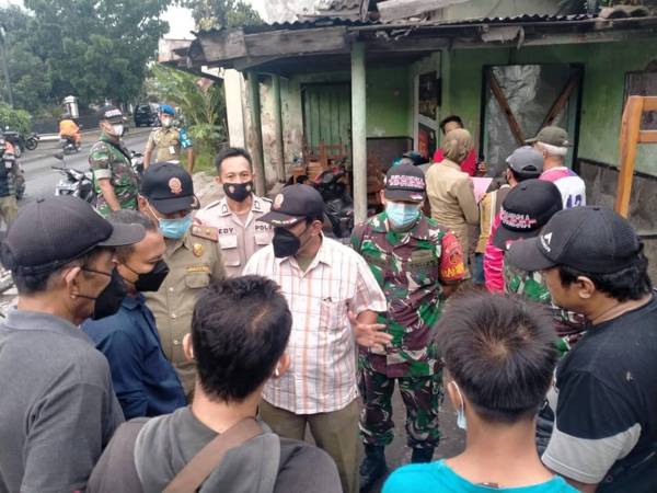 Petugas menyegel rumah di Gembongan, Ngadirejo, Kartasura, Sukoharjo, yang dijadikan tempat nongkrong PGOT. Foto dirilis Rabu (8/12/2021). (Istimewa/Satpol PP Sukoharjo)