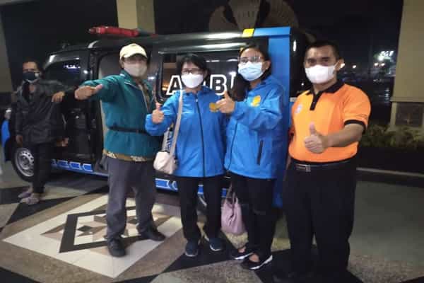 Pembantu Rektor III, Prof. Dr. Kuncoro Diharjo (kanan), Senin (6/12/2021) dini hari, melepas dokter yang akan berangkat membantu korban erupsi Semeru. (Istimewa/ Ika UNS)