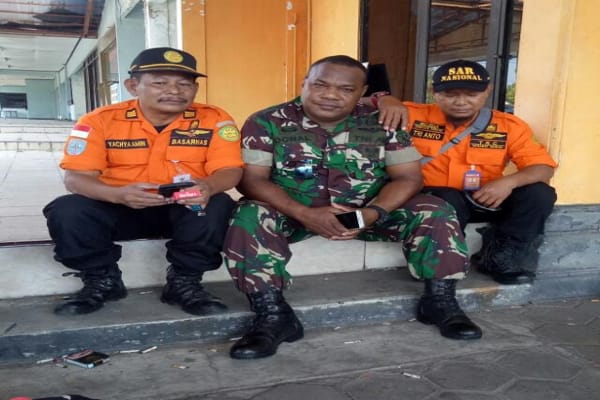 Triyanto (kanan) yang berasal dari Tim SAR Rescue Sahabat Muslim (RSM) bertugas membantu korban bencana di Kelurahan Sumber Wulung, Candipurno, Lumajang, Minggu (5/12/2021) (Istimewa)