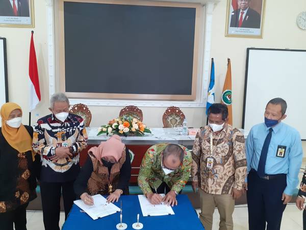 Kepala DJP Kanwil Jawa Tengah II Slamet Sutantyo (ketiga dari kanan) dan Rektor Universitas Bangun Nusantara (Univet Bantara) Sukoharjo Farida Nugrahani (ketiga dari kiri) menandatangani kerja sama pembentukan tax center di ruang rektorat setempat, Rabu (15/12/2021). (Solopos/Bony Eko Wicaksono)