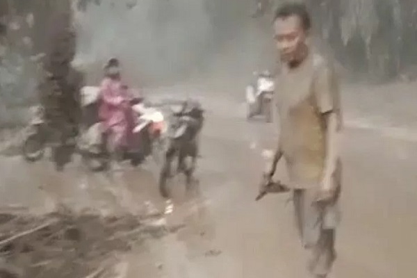 Gunung Semeru Erupsi, Jembatan Pengubung Malang-Lumajang Putus