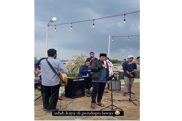 Ustaz Yusuf Mansur menyanyikan lagu Bunga Terakhir karya Romeo saat merayakan ulang tahun ke-45, Minggu (19/12/2021). Acara digelar di rooftop rumahnya yang berada di Ketapang, Tangerang, Banten. (IG @wirda_mansur)