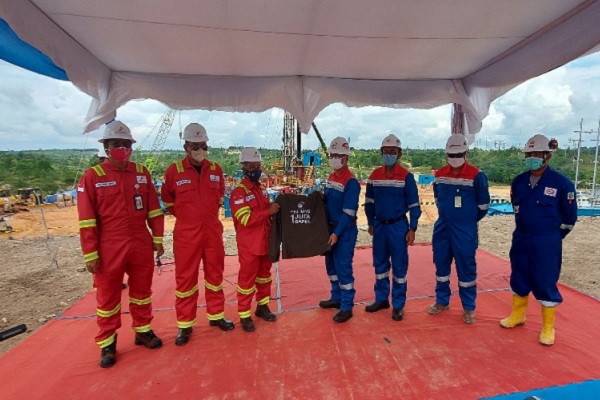 Kepala SKK Migas Dwi Soetjipto (ketiga kiri) menyerahkan jaket produksi 1 juta barel kepada Direktur Utama Pertamina Hulu Rokan Jaffee Arizon Suardin (tengah). (Bisnis/Arif Gunawan)