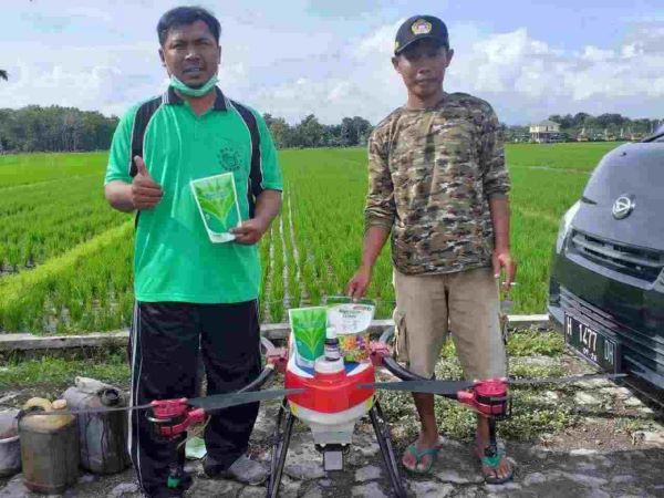 Petani di Desa Bolopleret, Kecamatan Juwiring, Kabupaten Klaten, Provinsi Jawa Tengah menyiapkan drone untuk menyemprot tanaman padi. (Istimewa/Dokumentasi Pemdes Bolopleret)