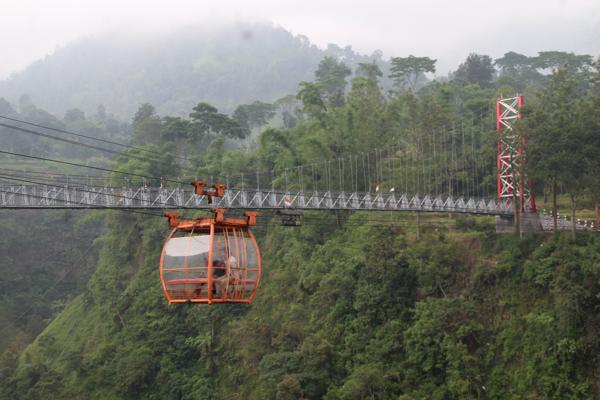 Gondola penumpang berada di dekat jembatan gantung Girpasang yang menghubungkan antara Dukuh Ngringin dan Girpasang di Desa Tegalmulyo, Kecamatan Kemalang, Minggu (16/1/2022). (Solopos.com/Taufiq Sidik Prakoso)