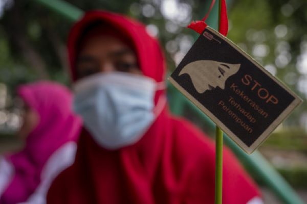 Aktivis mengikuti kampanye antikekerasan terhadap perempuan di Palu, Sulawesi Tengah, beberapa waktu lalu. Selain menyerukan penghapusan kekerasan terhadap perempuan, kampanye itu juga mendesak pengesahan Rancangan Undang-undang tentang Tindak Pidana Kekerasan Seksual (RUU TPKS) yang telah masuk dalam program legislasi nasional. (Antara/Basri Marzuki)